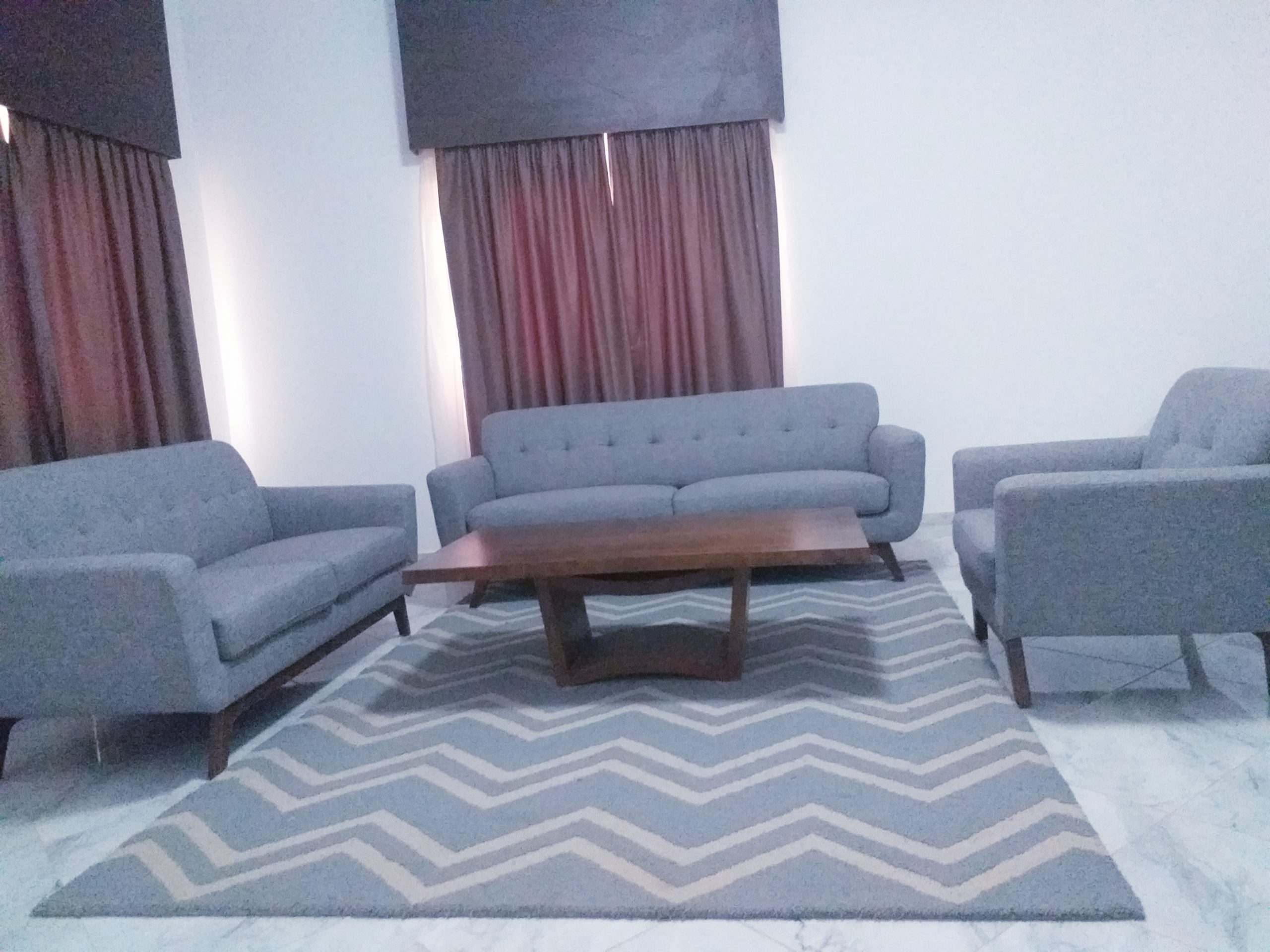 Vue sur le salon de notre suite